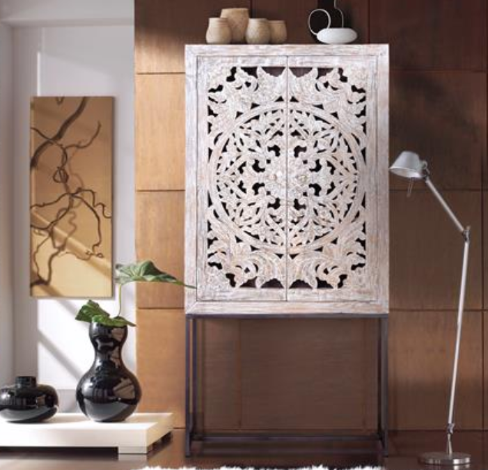 ALACENA 2 PUERTAS MADERA DE MANGO TALLADO A MANO Y BASE DE HIERRO COLOR BLANCO ENVEJECIDO Med: 85 x 38 x 176 cm alto