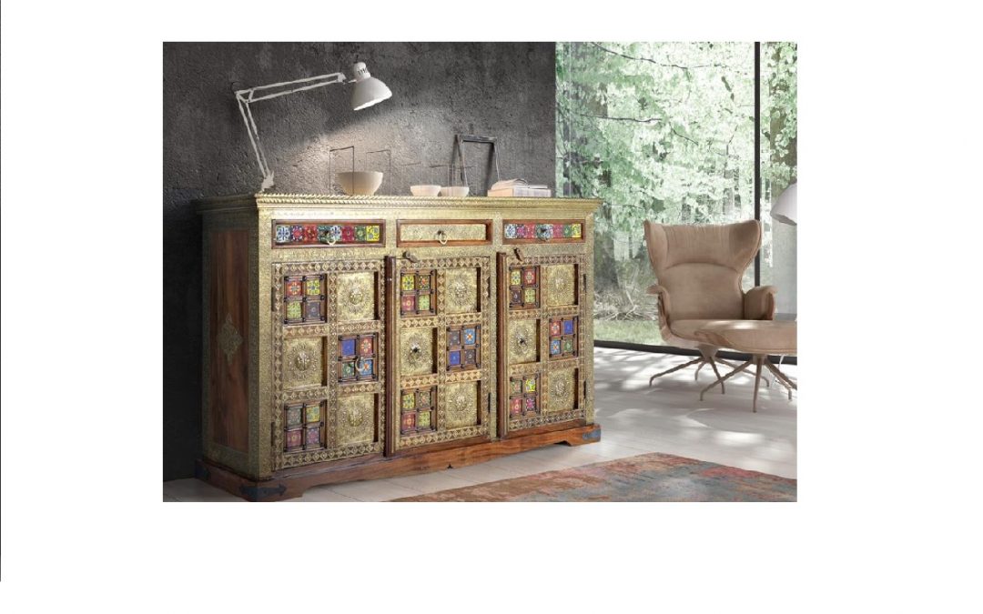 APARADOR 3 CAJONES Y 3 PUERTAS ESTILO ÉTNICO MADERA DE ACACIA MACIZA CON APLICACIONES EN AZULEJO Y BRONCE REPUJADO MED: 155 X 46 X 100 CM ALTO