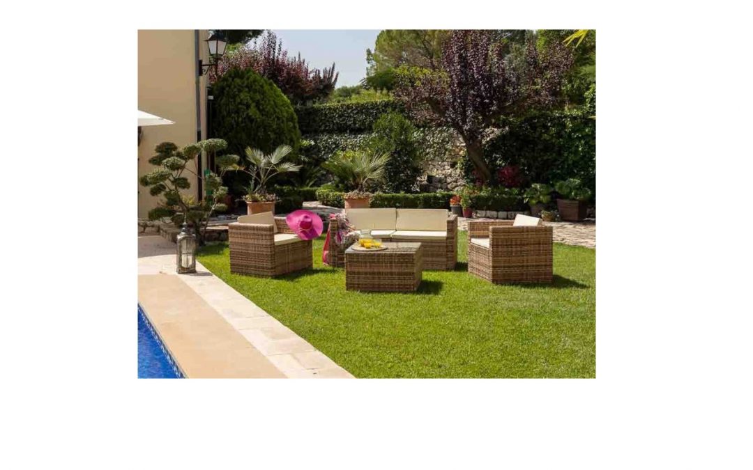 CONJUNTO DE JARDÍN COMPUESTO POR: SOFÁ, 2 SILLONES Y MESA CON CRISTAL MEDIDAS SOFÁ: 152 X 70 X 65 CM ALTO MEDIDAS SILLÓN: 76 X 70 X 65 CM ALTO MEDIDAS MESA: 75 X 65 X 45 CM ALTO (COJINES INCLUÍDOS)