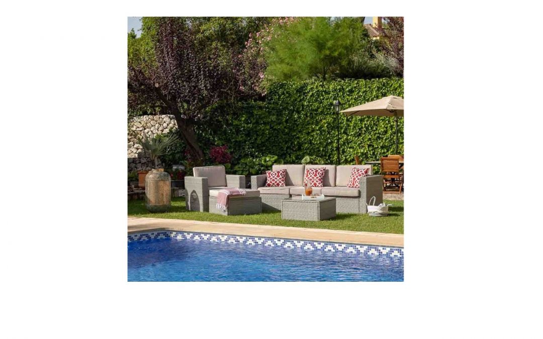 CONJUNTO DE JARDÍN COMPUESTO POR SOFÁ, SILLÓN, PUFF REPOSAPIÉS Y MESA DE CENTRO MEDIDAS SOFÁ: 222 X 80 X 66 CM ALTO MEDIDAS SILLÓN: 88 X 80 X 66 CM ALTO MEDIDAS PUFF: 69 X 69 X 33 CM ALTO MEDIDAS MESA: 69 X 69 X 36 CM ALTO (COJINES INCLUÍDOS)