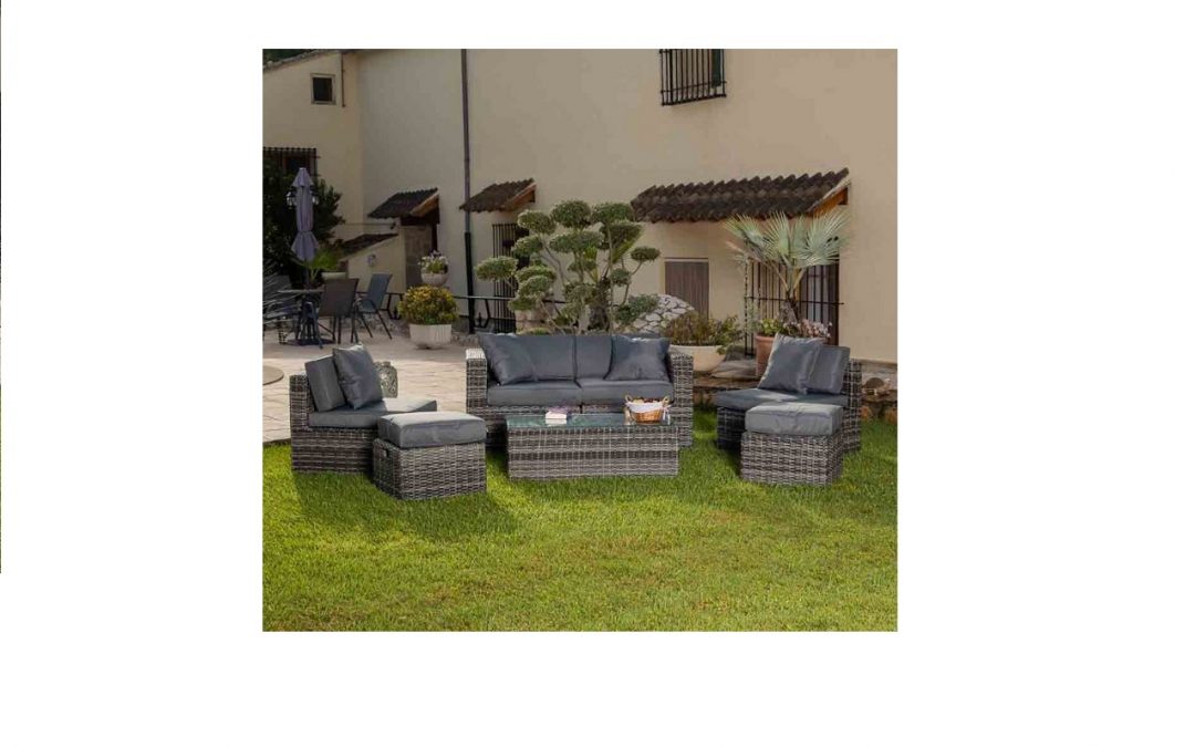 CONJUNTO DE JARDÍN COMPUESTO POR SOFÁ, 2 SILLONES, MESA DE CENTRO Y 2 REPOSAPIÉS MEDIDAS SOFÁ: 122 X 71 X 61 CM ALTO MEDIDAS SILLÓN: 74 X 71 X 64 CM ALTO MEDIDAS MESA: 100 X 56 X 33 CM ALTO MEDIDAS REPOSAPIÉS: 49 X 49 X 30 CM ALTO COLOR ANTRACITA (COJINES INCLUÍDOS)