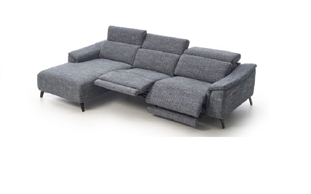 SOFÁ RELAX MOD. TUCÁN MECANISMO DE APERTURA MOTORIZADA CON BOTONERA CON PUERTO USB CABEZAL SISTEMA ITALIANO MULTIPOSICIÓN Y PATA ALTA METÁLICA O MADERA VARIAS MEDIDAS Y TELAS A ELEGIR