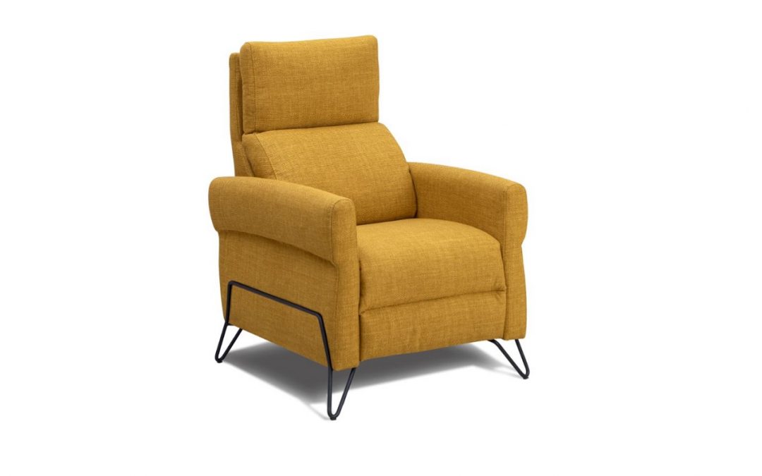 SILLÓN RELAX MANUAL TAPIZADO CON ASIENTOS Y RESPALDOS DESENFUNDABLES OPCIÓN PATAS: MADERA NOGAL CLARO; PIÉ METÁLICO NEGRO O BASE METÁLICA GIRATORIA MED: 67 X 89 X 107 CM ALTO (TELAS A ELEGIR)