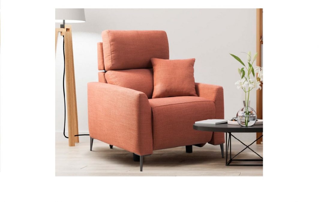 SILLÓN RELAX TAPIZADO MOTORIZADO CON ELEVACIÓN EXTRA Y CABEZAL RECLINABLE DE 3 POSICIONES PATA METÁLICA CROMO NEGRO MED: 90 X 88/163 X 105 CM ALTO (TELAS A ELEGIR)