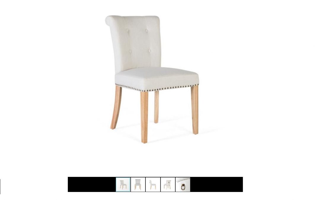 SET 2 SILLAS TAPIZADAS COLOR BEIGE CLARO Y PATAS DE MADERA NATURAL MED: 64 X 51 X 86 CM ALTO (DETALLE DE ANILLA METÁLICA EN LA PARTE TRASERA DEL RESPALDO) MED: 51 X 64 X 86 CM ALTO
