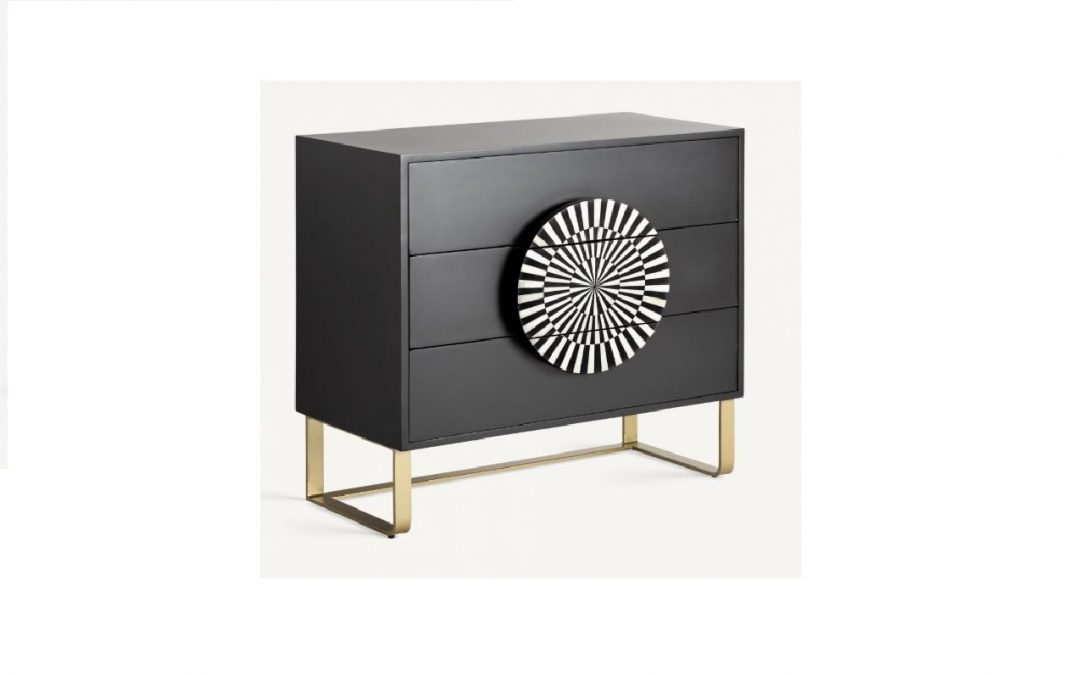 CÓMODA 3 CAJONES ESTILO ART DECÓ HIERRO COLOR NEGRO Y DETALLES EN HUESO PATAS METÁLICAS COLOR ORO MED: 90 X 45 X 86 CM ALTO