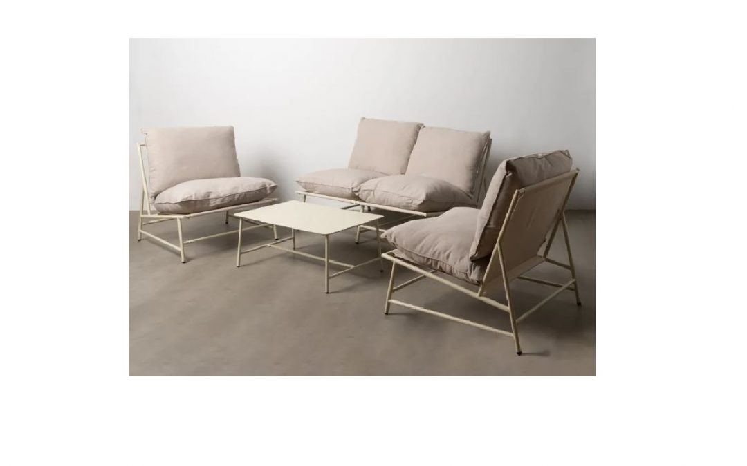 CONJUNTO DE JARDÍN ACERO BEIGE COMPUESTO POR: 1 SOFÁ (136 X 83,5 X 82 CM ALTO) + 2 SILLONES (70 X 83,5 X 82 CM ALTO) + MESA DE CENTRO (90 X 50 X 35 CM ALTO) ESTRUCTURA ACERO Y COJINERÍA 100% OLEFINA CON RELLENO DE ALGODÓN DESENFUNDABLES