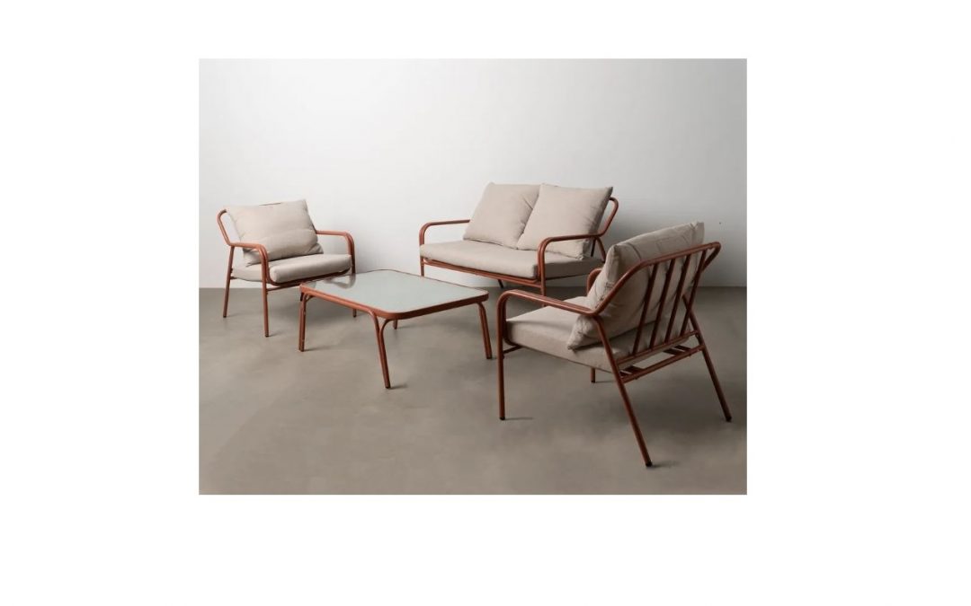CONJUNTO DE JARDÍN ACERO COLOR TERRACOTA COMPUESTO POR: SOFÁ (122 X 68,5 X 75 CM ALTO) + 2 SILLONES (64 X 68,5 X 75 CM ALTO) + MESA DE CENTRO 100 X 65 X 36 CM ALTO) CON TAPA DE CRISTAL TEMPLADO COJINES TEJIDO 100% OLEFINA Y RELLENO DE ALGODÓN Y FOAM DESENFUNDABLES