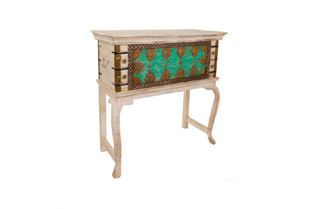 BAÚL ALTO CON PATAS MADERA COLOR BLANCO ENVEJECIDO Y FRENTE MULTICOLOR MED: 90 X 41 X 90 CM ALTO