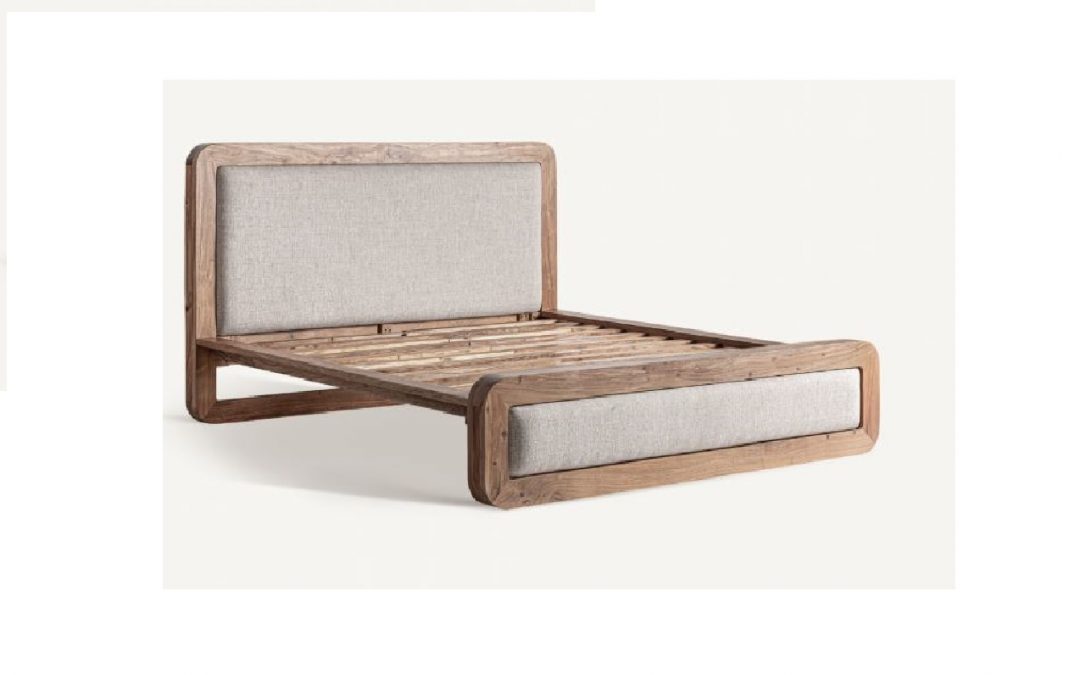 CAMA ESTILO CLÁSICO MADERA DE ACACIA Y TAPIZADO COLOR BEIGE JASPEADO MED: 220 X 200 X 122 CM ALTO
