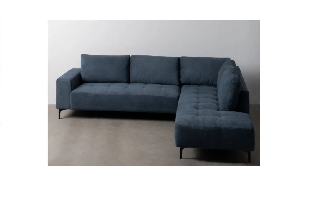 SOFÁ CHAISSELONGE DERECHA TAPIZADO COLOR AZUL DESENFUNDABLE Y PATAS METÁLICAS MED: 266 X 222 X 80 CM ALTO (LARGO DE LA CHAISSE: 185 CM)