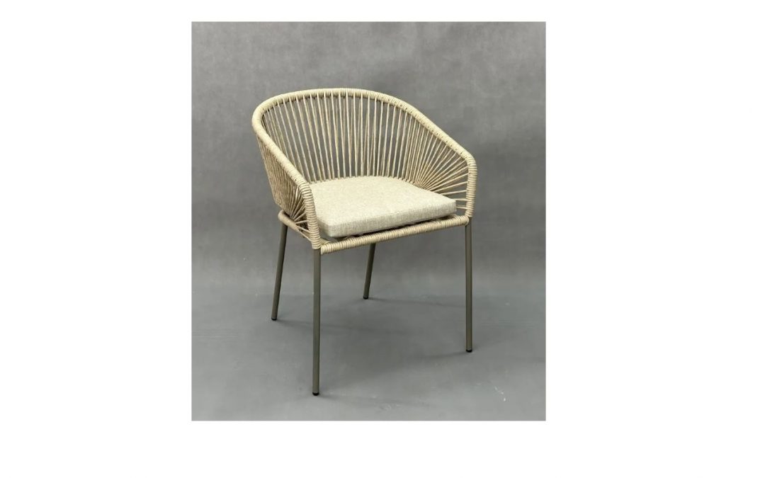 SILLA POLIETILENO Y ACERO CON COJÍN DE EXTERIOR MED: 58 X 58 X 77,5 CM ALTO