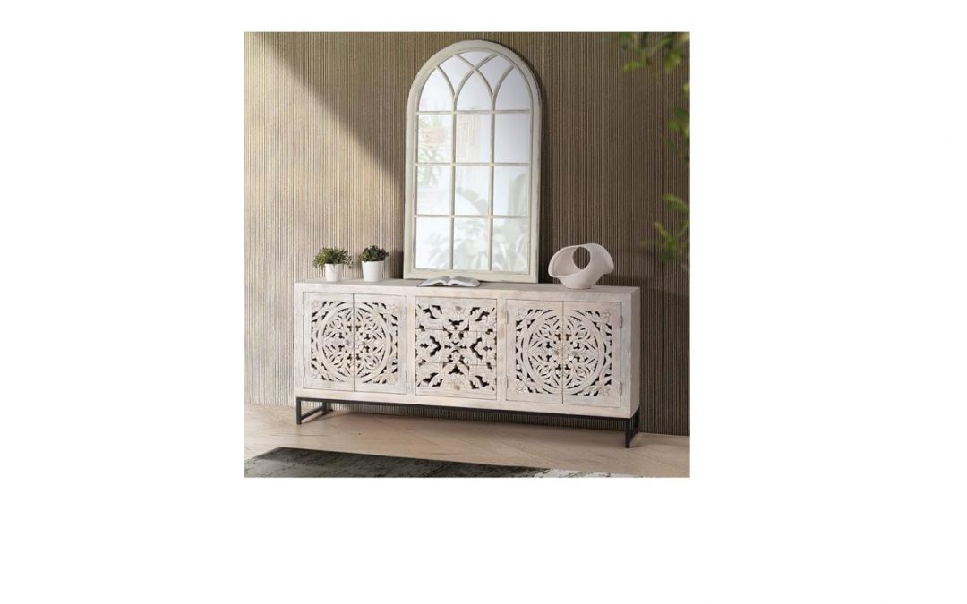 APARADOR 4 PUERTAS 3 CAJONES CON ESTANTES INTERIORES MADERA DE MANGO TALLADO A MANO BLANCO ENVEJECIDO Y BASE METÁLICA COLOR GRIS MED: 190 X 38 X 80 CM ALTO