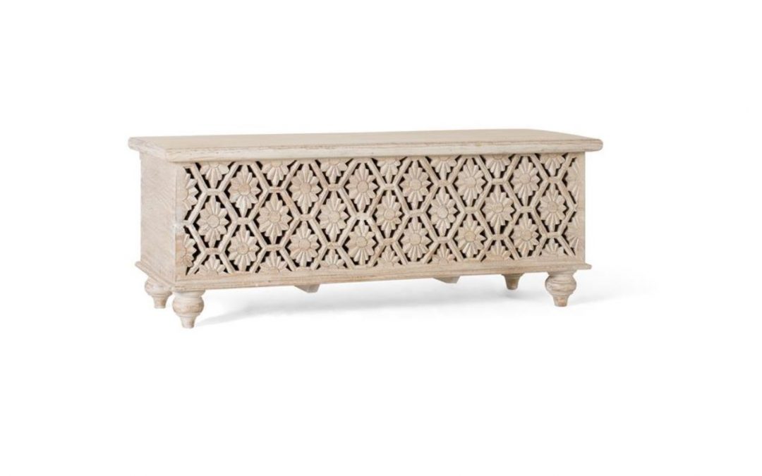 BAÚL MADERA DE MANGO TALLADO COLOR BLANCO DECAPÉ MED: 116 X 40 X 45 CM ALTO