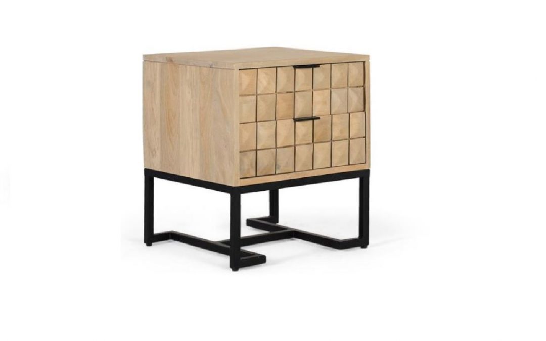 MESITA 2 CAJONES MADERA DE MANGO ACABADO NATURAL FRENTES CON FORMAS GEOMÉTRICAS DE PUNTAS DE DIAMANTE Y BASE HIERRO NEGRO MED: 45 X 40 X 50 CM ALTO