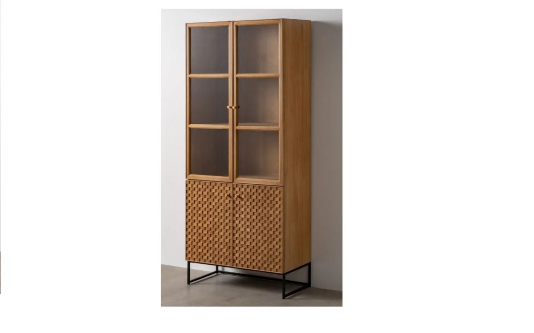 VITRINA 4 PUERTAS MADERA DE FRESNO Y PATAS METÁLICAS COLOR NEGRO MED: 85 X 43 X 198 CM ALTO (PUERTAS INFERIORES TALLADAS )