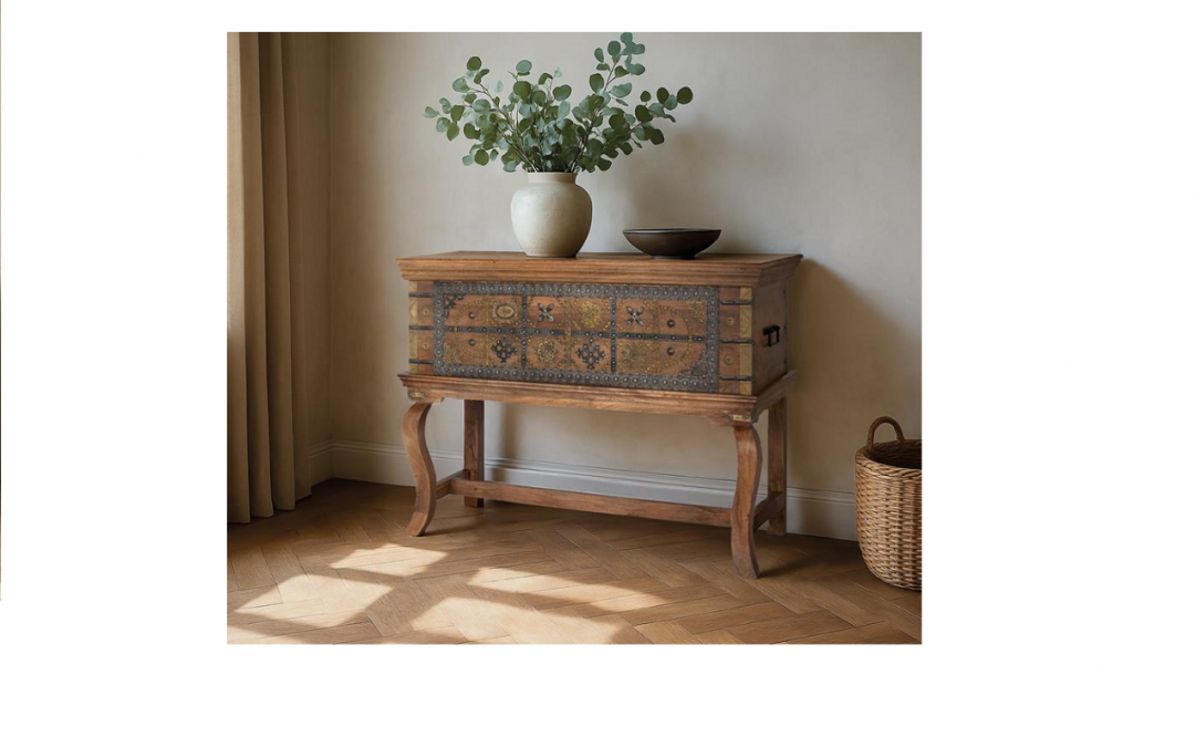 CONSOLA-ARCÓN MADERA DE MANGO CON FRENTE DECORADO CON CHAPAS DE LATÓN REPUJADO Y DETALLES METÁLICOS MED: 116 X 40 X 80 CM ALTO