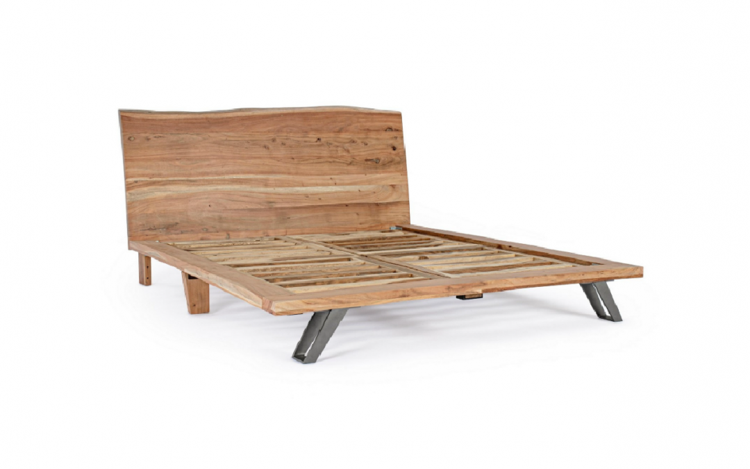 CAMA CON ESTRUCTURA DE MADERA ACACIA CON PATAS FRONTALES ACERO BARNIZADO SOMIER DE LAMAS DE MADERA  Y CABECERO CON BORDES IRREGULARES HECHO A MANO MED: 186 X 217 X 113 CM ALTO (COLCHÓN DE 180 CM)