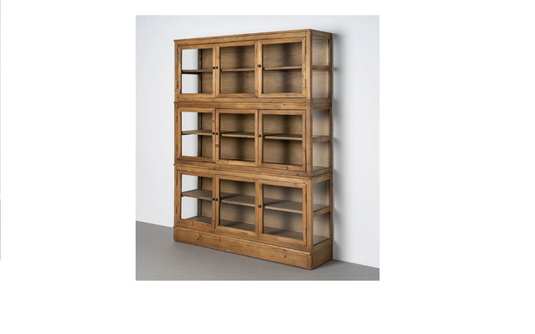 VITRINA 9 PUERTAS CON 3 MÓDULOS DE 155 X 62 CM CON ESTANTES INTERIORES ZÓCALO DE 14,5 CM ALTO MEDIDA TOTAL: 155 X 40 X 201,5 CM ALTO MADERA RECICLADA Y CRISTAL